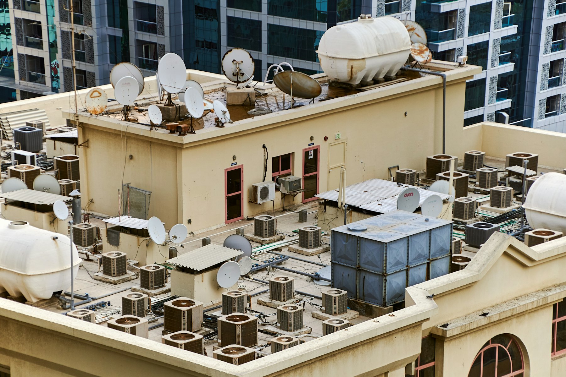 Cobertura de edifício com equipamentos, caixas d'água e antenas vista de cima