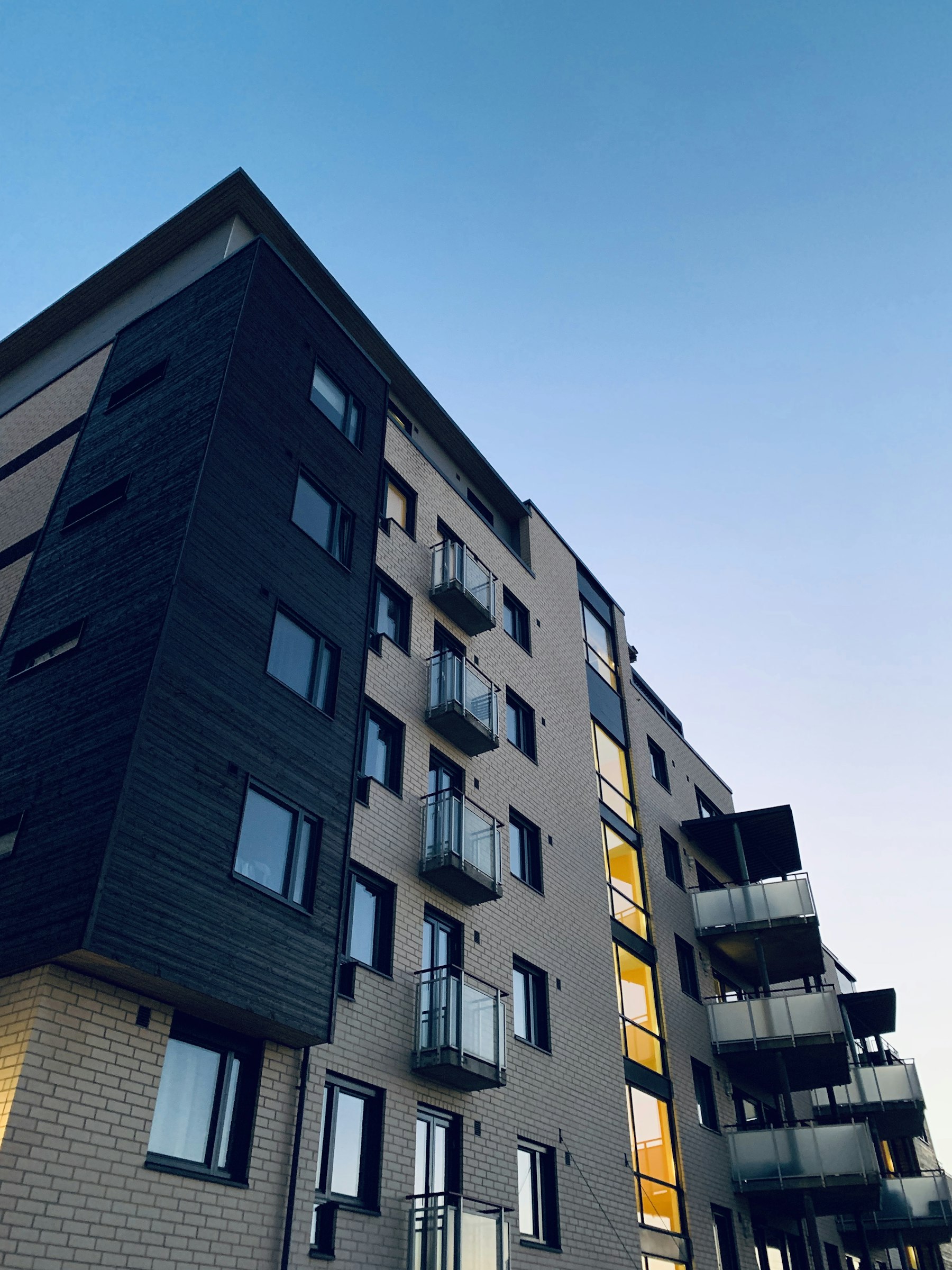 Fachada de edifício residencial vista de baixo